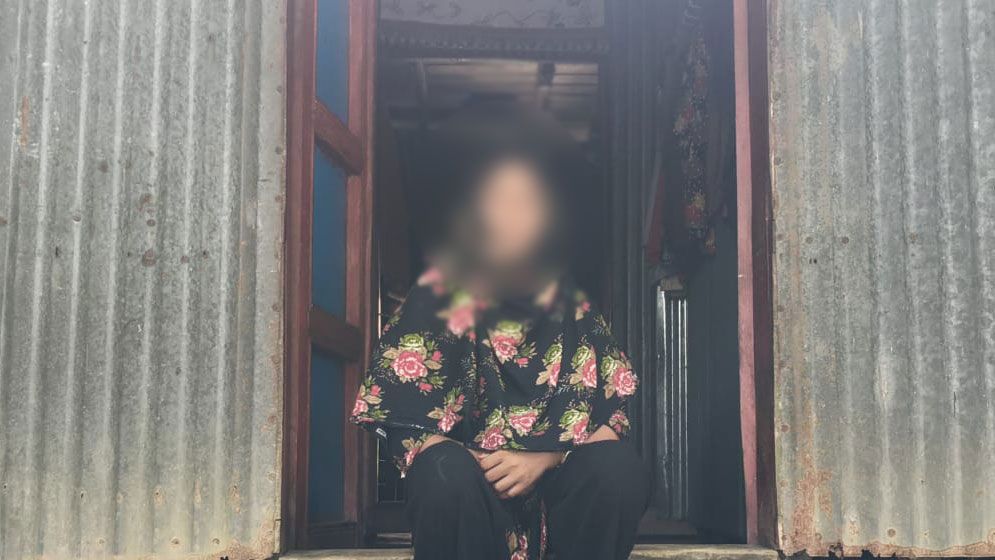 বিয়ের দাবিতে প্রেমিকের বাড়িতে বিধবার অনশন