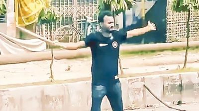 দুহাতে ছড়ায় বিপ্লবের স্ফুলিঙ্গ