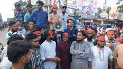 সুনামগঞ্জ শহরে সড়ক অবরোধ করে বিক্ষোভ ছাত্র-জনতার