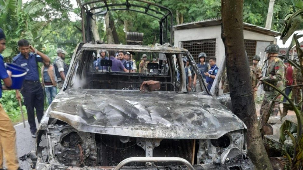 গোপালগঞ্জে পুলিশের গাড়িতে হামলা-আগুন