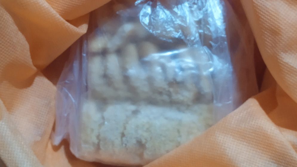 বিস্কুট শুকে চোরকে নিজেই শরীর থেকে স্বর্ণালংকার খুলে দেন গৃহবধূ