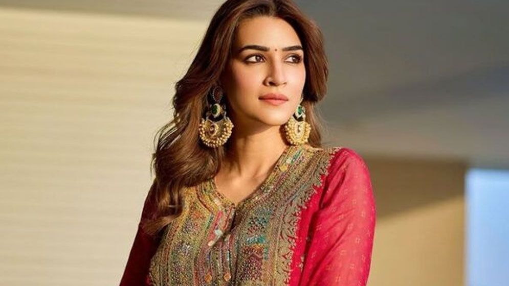 কৃতির বাড়িতেও অজ্ঞাত ব্যক্তির অনুপ্রবেশ