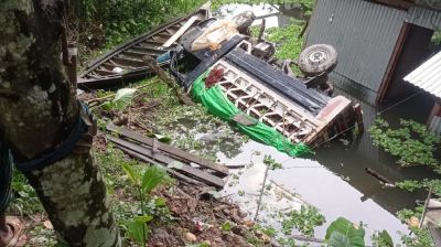 নিয়ন্ত্রণ হারিয়ে খালে পিকআপ, নিহত ১