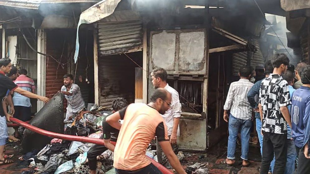 নারায়ণগঞ্জে হকার্স মার্কেটে আগুন, ৩০ দোকান পুড়ে ছাই