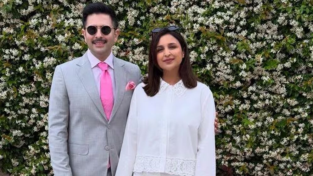 গোঁফ রাখবেন কিনা—অনলাইনে ভোট চাইলেন রাঘব, পরিণীতির জবাবে মজেছে নেটপাড়া