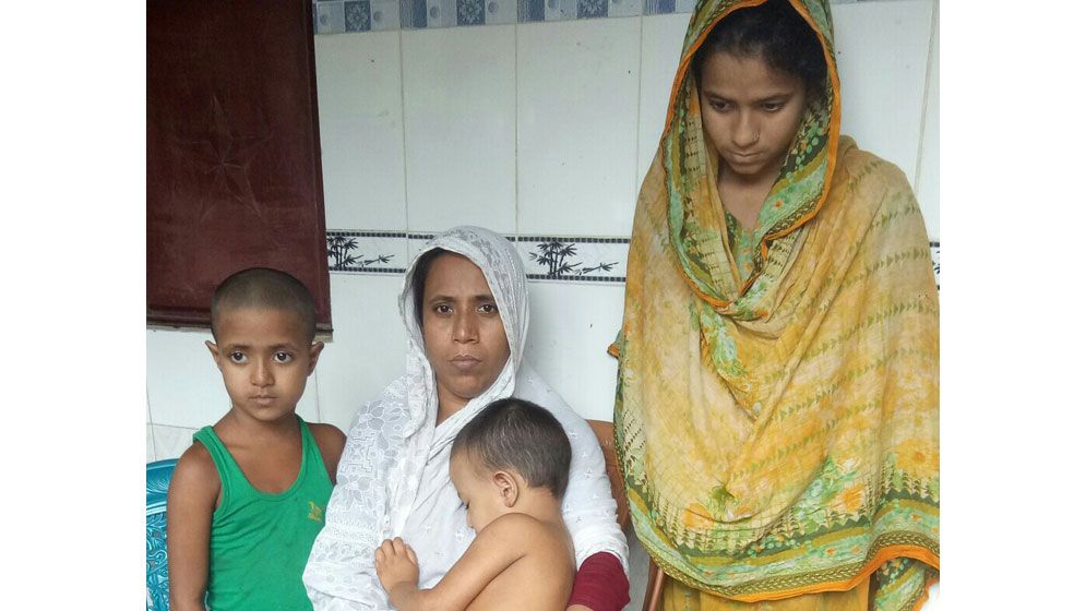 ঋণে জর্জরিত সংসার, দুচোখে অন্ধকার দেখছেন শহীদ আলী হোসেনের স্ত্রী