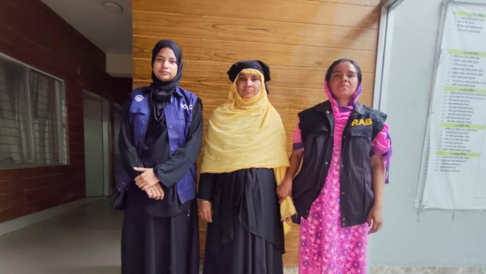 তিন কোটি টাকার ইয়াবাসহ নারী আটক, স্বামী-ছেলে পলাতক