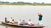 বাঙালি নদীতে রশি টেনে ডিঙি নৌকায় পারাপার