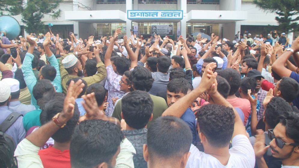 ইবি শিক্ষার্থীর মৃত্যু: সুষ্ঠু তদন্ত ও নিরাপত্তার দাবিতে উত্তাল ক্যাম্পাস