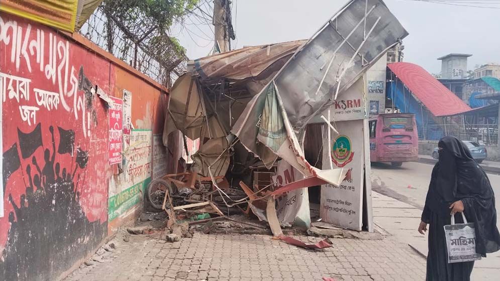 ট্রাকের ধাক্কায় দুমড়ে মুচড়ে গেল পুলিশ বক্স, আহত ২