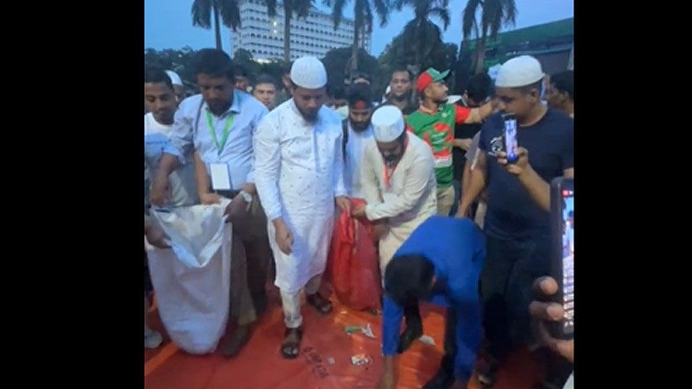 সমাবেশের পর সোহরাওয়ার্দী উদ্যান ও ঢাবি ক্যাম্পাস পরিষ্কার করলেন জামায়াতের নেতাকর্মীরা
