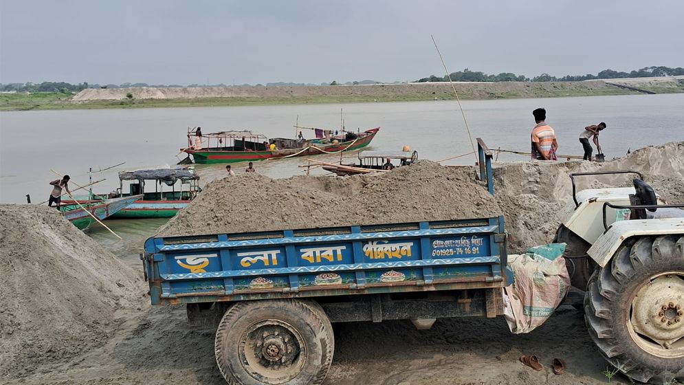 নিষেধাজ্ঞা অমান্য করে ব্রহ্মপুত্র থেকে বালু উত্তোলনের মহোৎসব