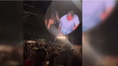 কনসার্টে ‘সহকর্মীর’ সঙ্গে আলিঙ্গনের দৃশ্য ভাইরাল, ছুটিতে মার্কিন কোম্পানির সিইও