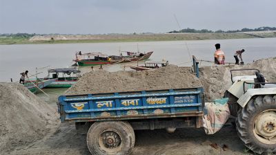 নিষেধাজ্ঞা অমান্য করে ব্রহ্মপুত্র থেকে বালু উত্তোলনের মহোৎসব