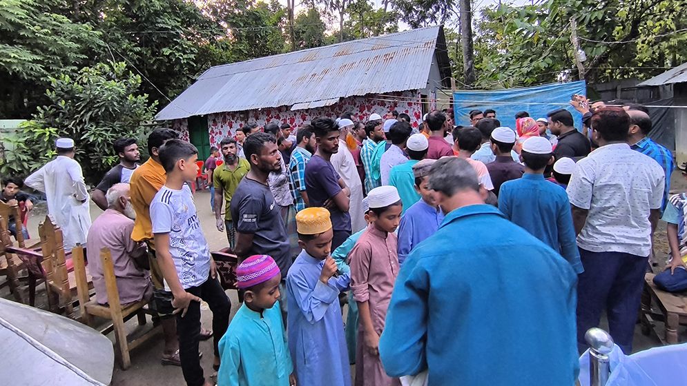 সাপের কামড় খাওয়া ব্যক্তিকে দেখতে জনতার বীর