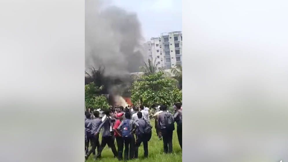 উত্তরার মাইলস্টোন ক্যাম্পাসে বিধ্বস্ত প্রশিক্ষণ বিমান