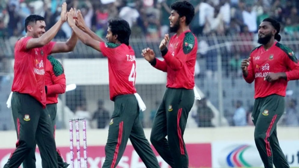 পাকিস্তানকে উড়িয়ে এগিয়ে গেল বাংলাদেশ