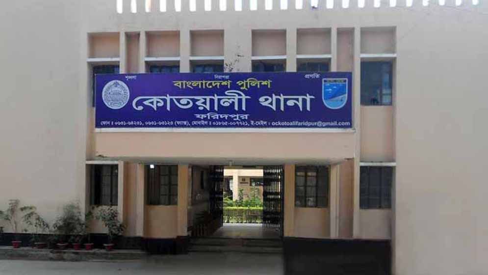 ফরিদপুরে দিনদুপুরে ব্যবসায়ীর গলায় ছুরি ঠেকিয়ে ছিনতাইচেষ্টা