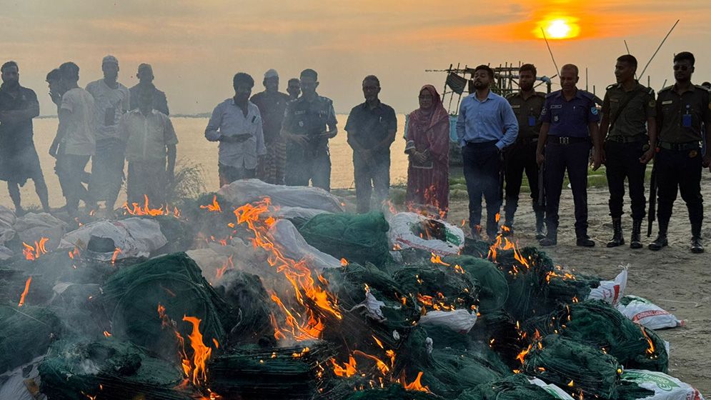 দোহারে কোটি টাকা মূল্যের নিষিদ্ধ চায়না জাল পুড়িয়ে ধ্বংস