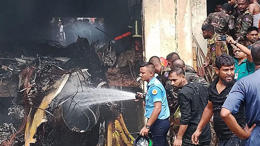 উত্তরায় মাইলস্টোন স্কুলের ভবনে বিমান বিধ্বস্ত, নিহত ১৯