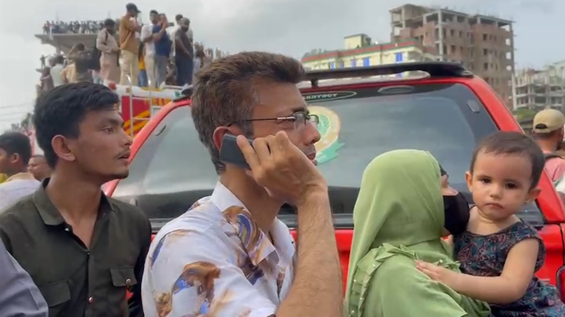 ঢাকার উত্তরায় বিমানবাহিনীর একটি প্রশিক্ষণ বিমান বিধ্বস্ত