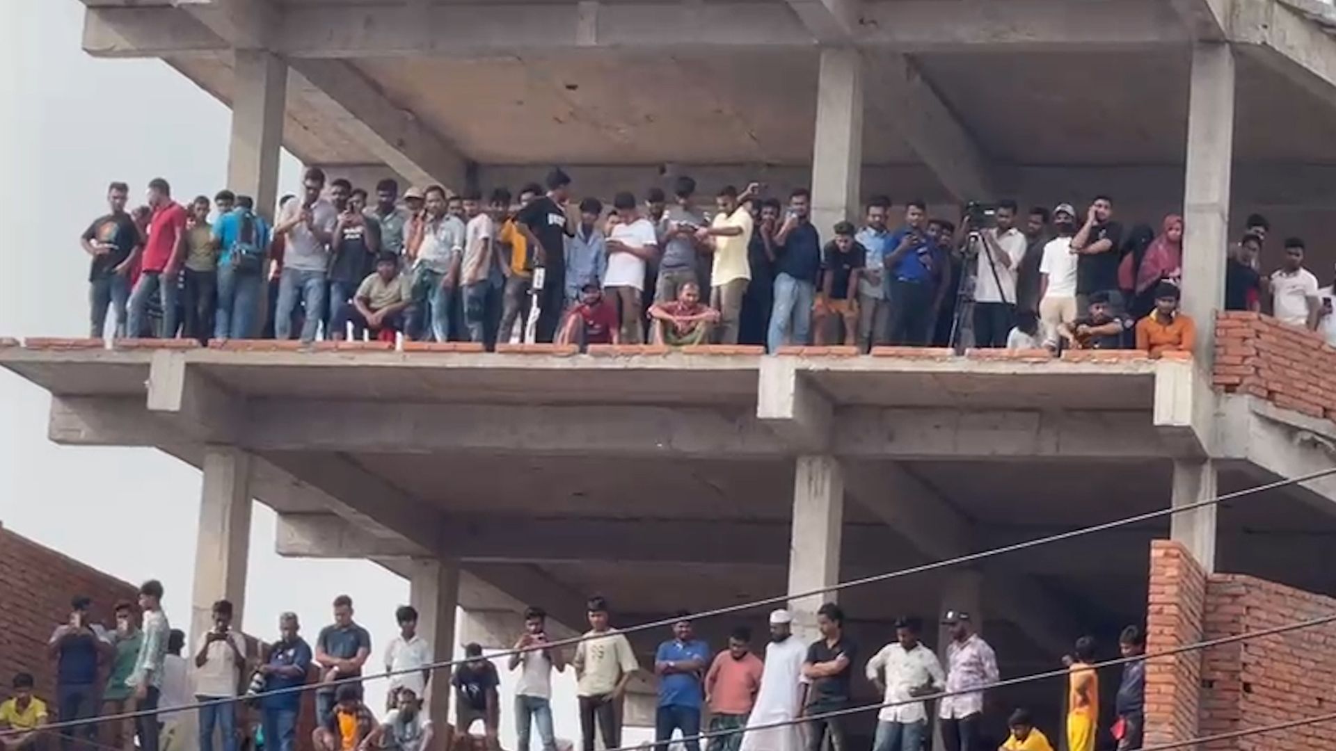ঢাকার উত্তরায় বিমানবাহিনীর একটি প্রশিক্ষণ বিমান বিধ্বস্ত