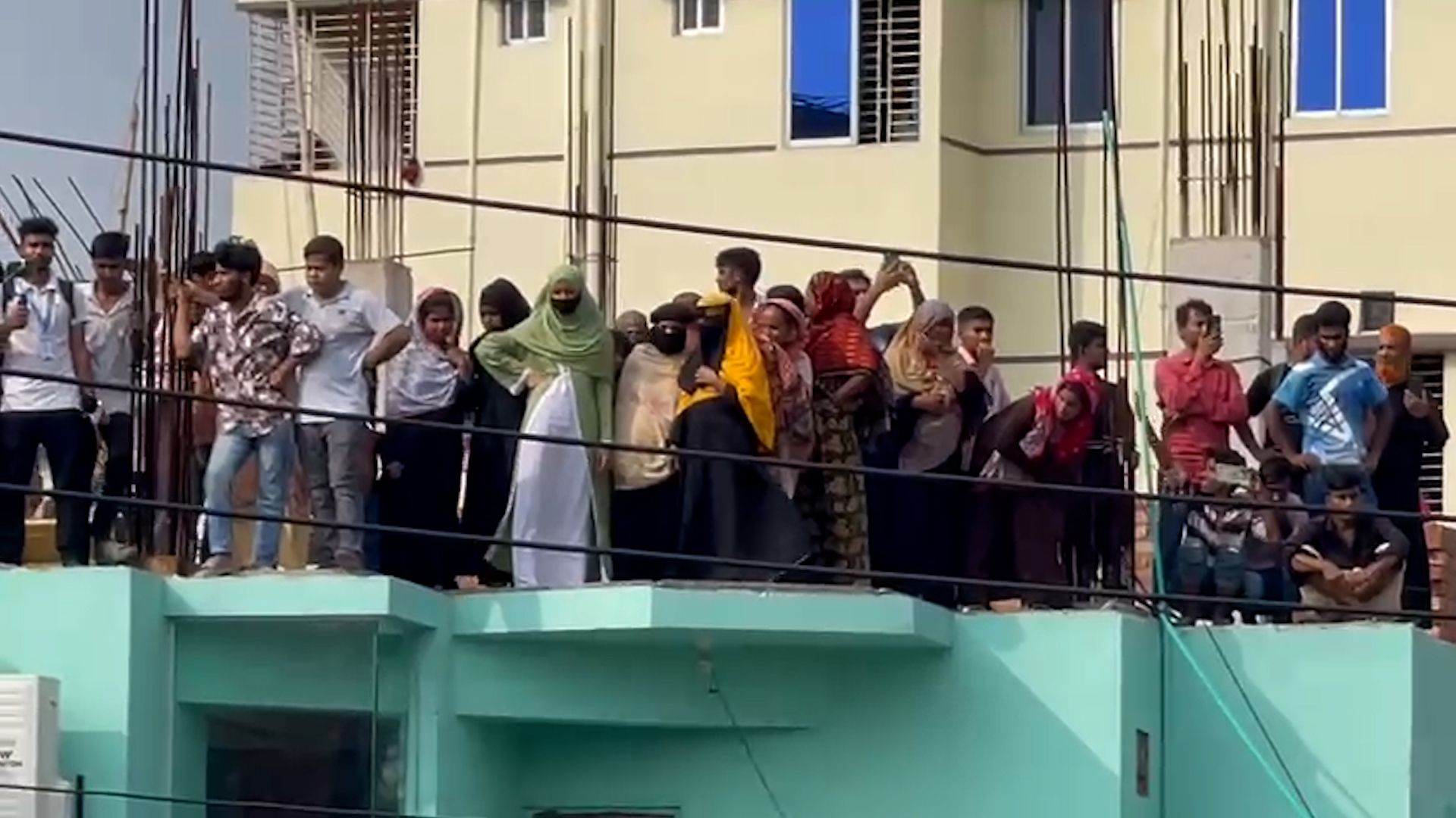 ঢাকার উত্তরায় বিমানবাহিনীর একটি প্রশিক্ষণ বিমান বিধ্বস্ত