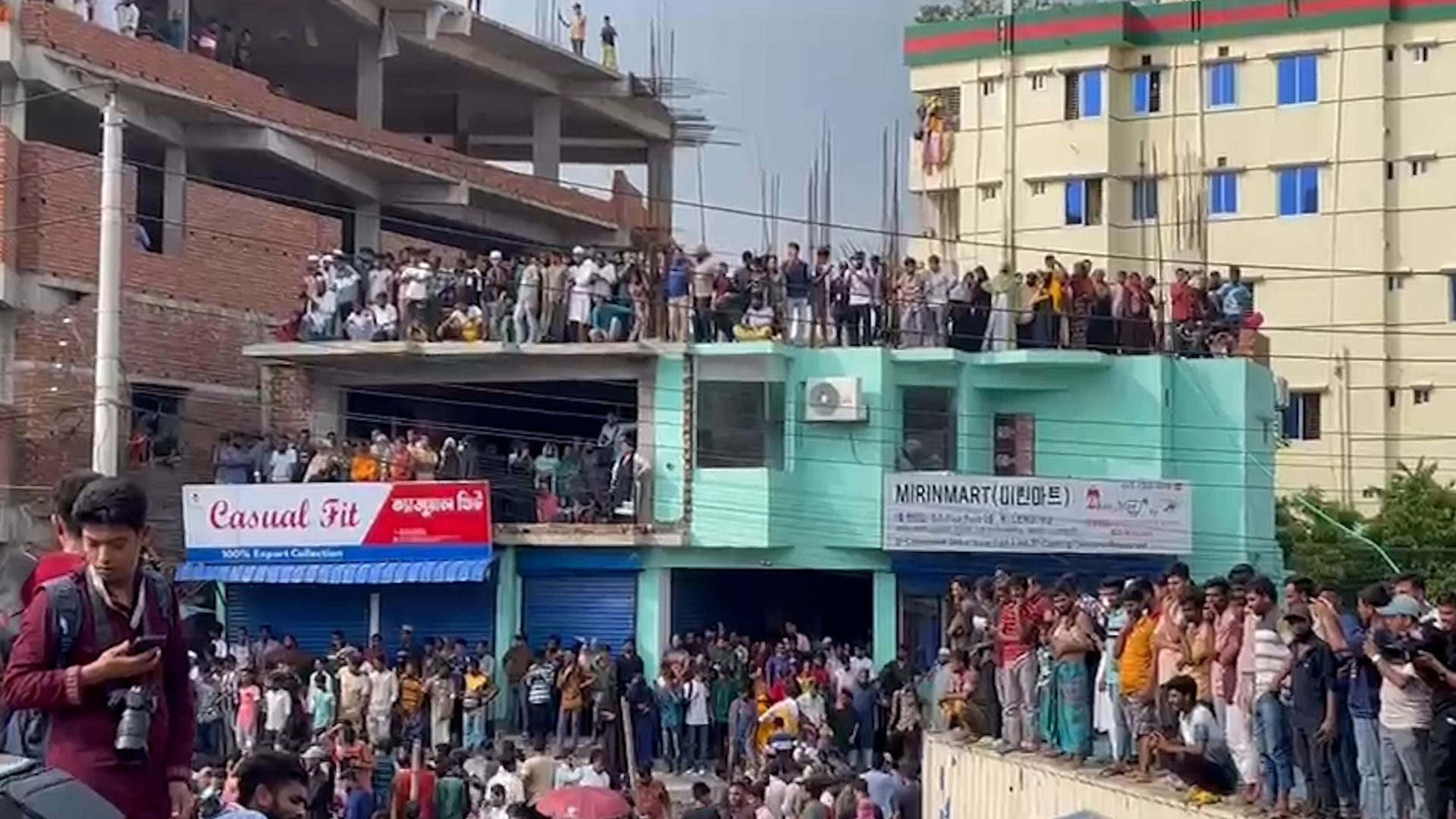 ঢাকার উত্তরায় বিমানবাহিনীর একটি প্রশিক্ষণ বিমান বিধ্বস্ত