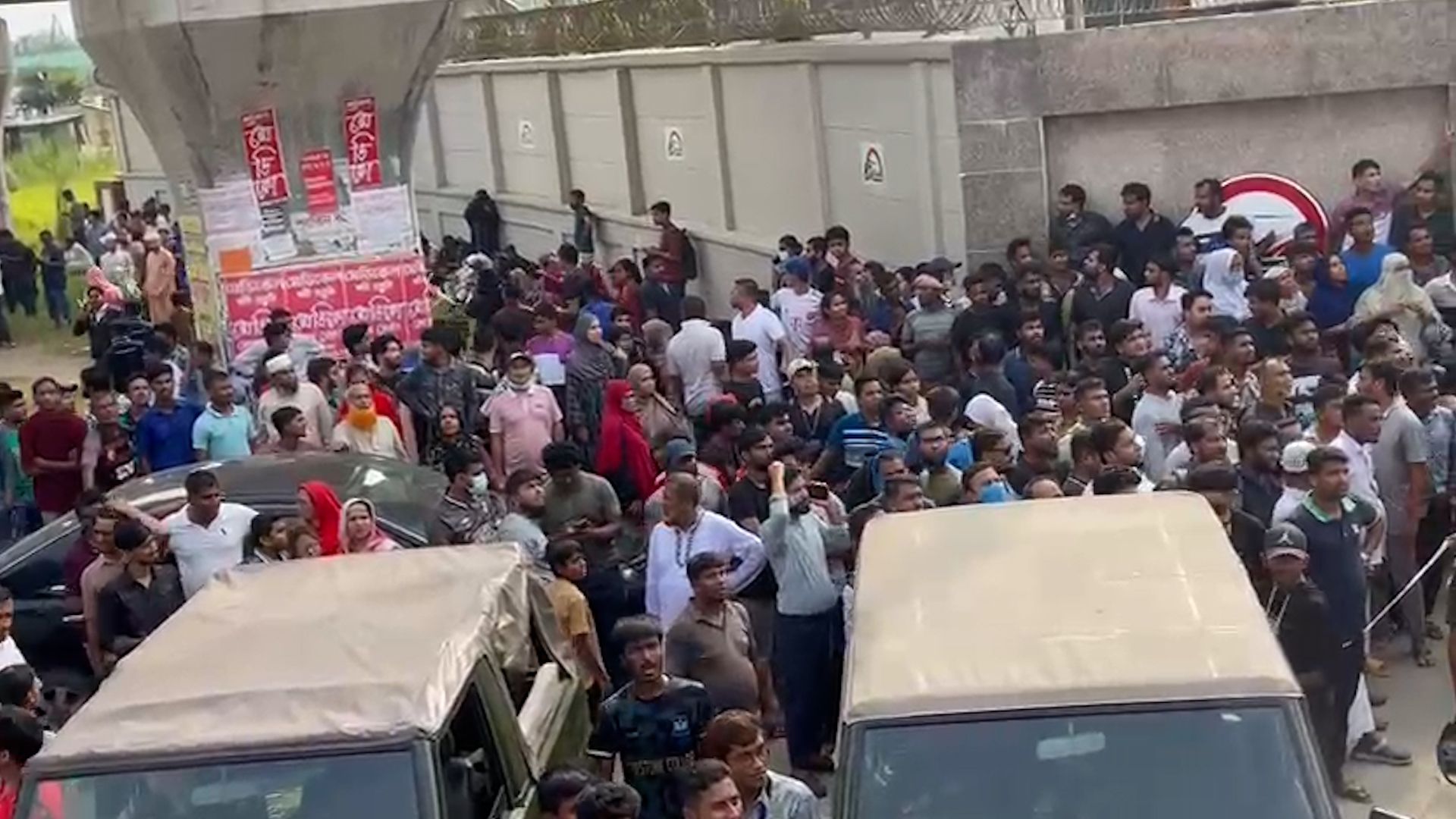 ঢাকার উত্তরায় বিমানবাহিনীর একটি প্রশিক্ষণ বিমান বিধ্বস্ত