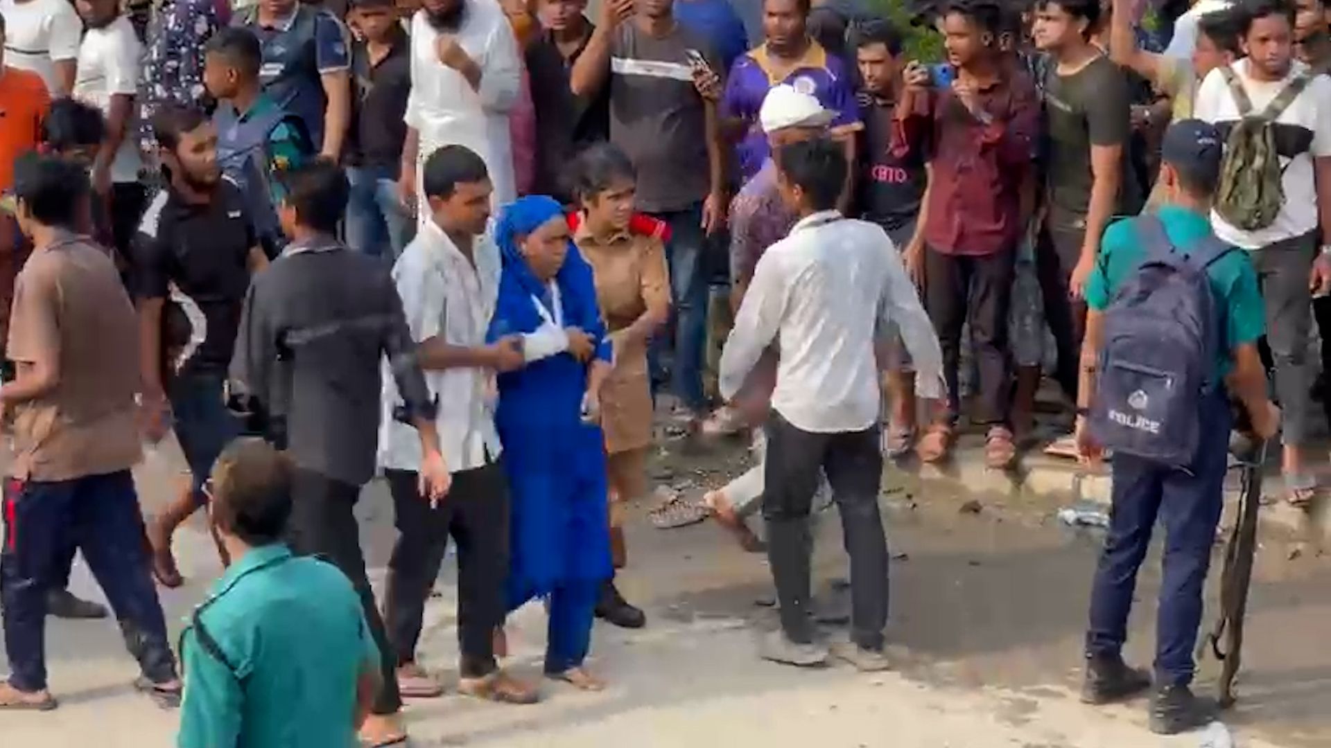 ঢাকার উত্তরায় বিমানবাহিনীর একটি প্রশিক্ষণ বিমান বিধ্বস্ত