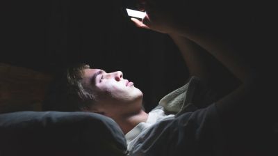‘মোবাইলে আঙুল চালিয়ে জীবন শেষ করে দিও না’