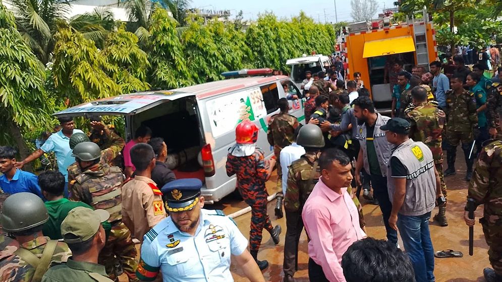 ঢাকার উত্তরায় বিমানবাহিনীর একটি প্রশিক্ষণ বিমান বিধ্বস্ত