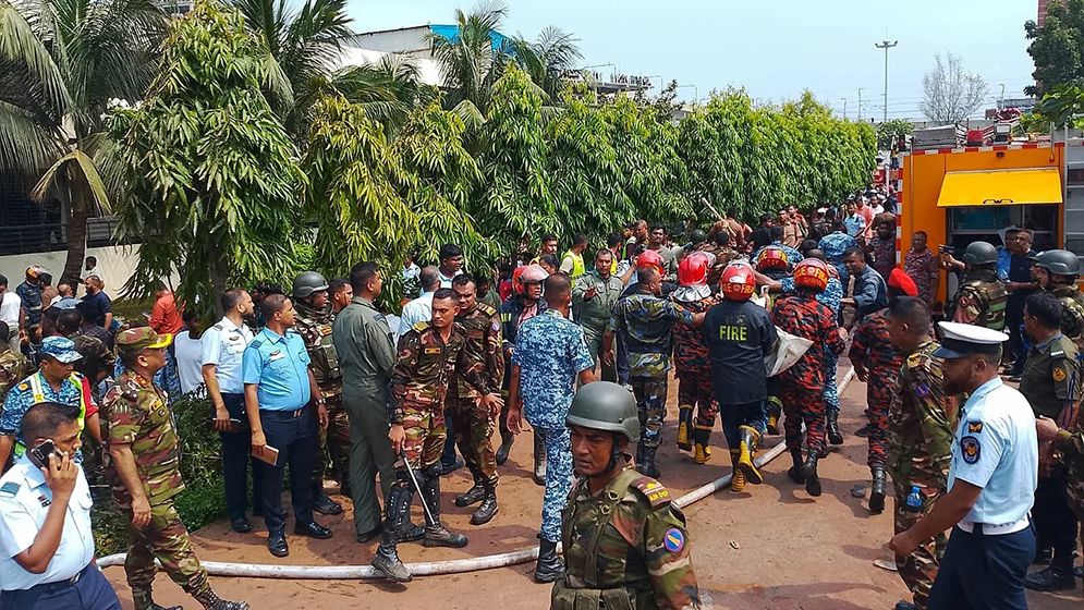ঢাকার উত্তরায় বিমানবাহিনীর একটি প্রশিক্ষণ বিমান বিধ্বস্ত