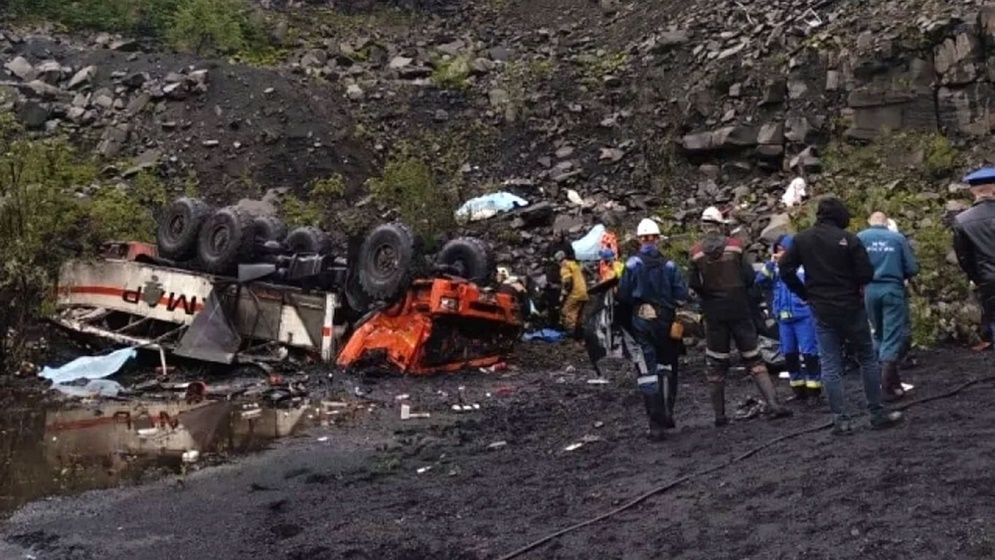 রাশিয়ায় শ্রমিকদের বহনকারী বাস খাদে, নিহত ১৩