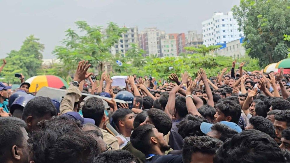 মাইলস্টোনে অবরুদ্ধ দুই উপদেষ্টা