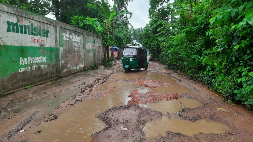 নাসিরনগর-মাধবপুর সড়কে বড় বড় গর্ত