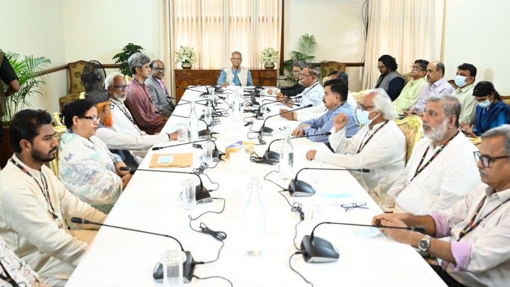 আরও ১৩ দলের নেতাদের সঙ্গে বৈঠকে প্রধান উপদেষ্টা