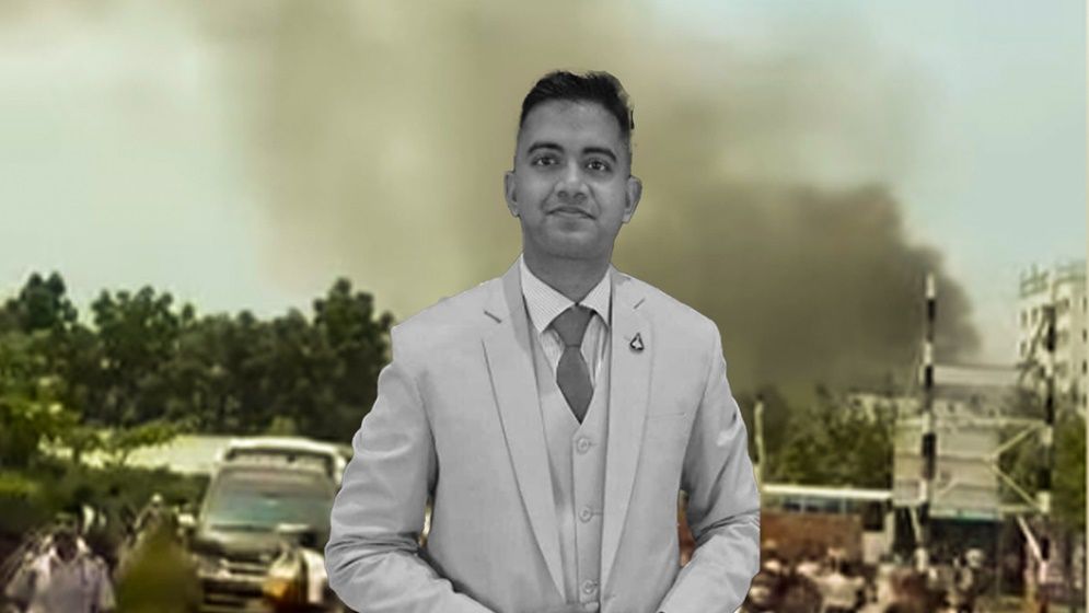 চাল ভেঙে আমার ঘরের মধ্যে পড়েন পাইলট: শিক্ষক নাসিরউদ্দিন