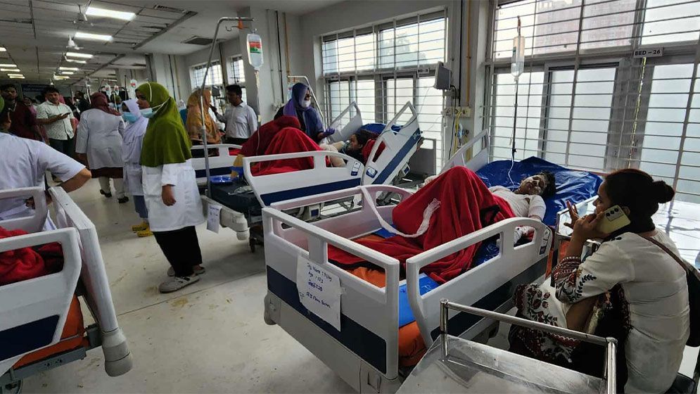 দগ্ধদের চিকিৎসায় আসা সিঙ্গাপুরের বিশেষজ্ঞ দল বৈঠকে, আসছে ভারতীয় চিকিৎসক দলও