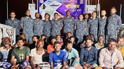 ভেসে থাকা ১৮ জেলেকে উদ্ধার করল নৌবাহিনী