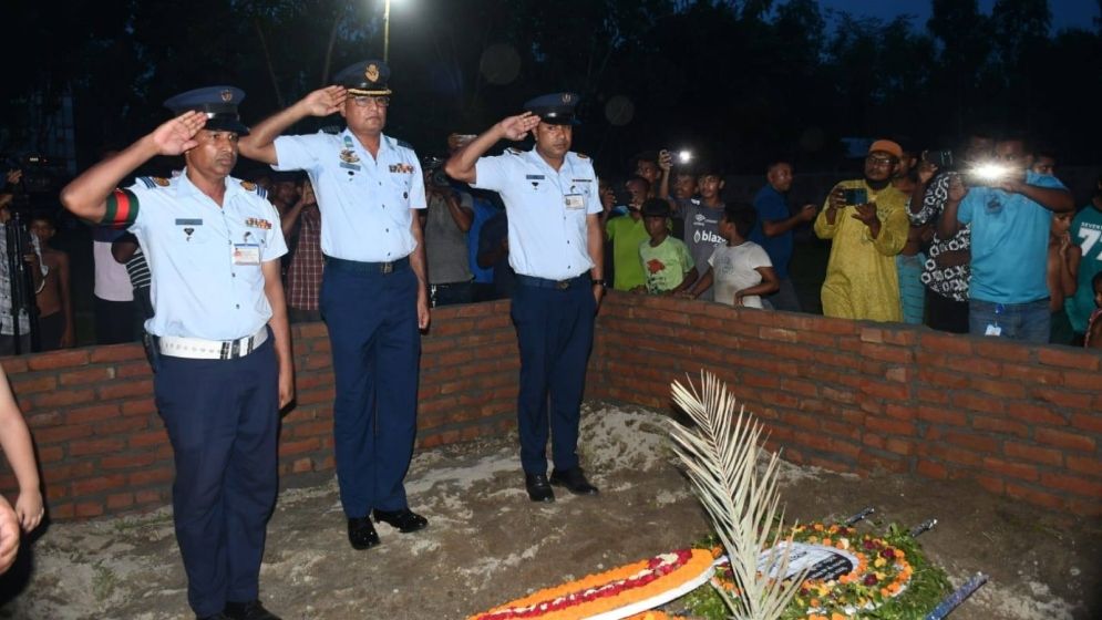 সাহসী শিক্ষিকা মাহেরীনের সমাধিতে বিমান বাহিনীর শ্রদ্ধা