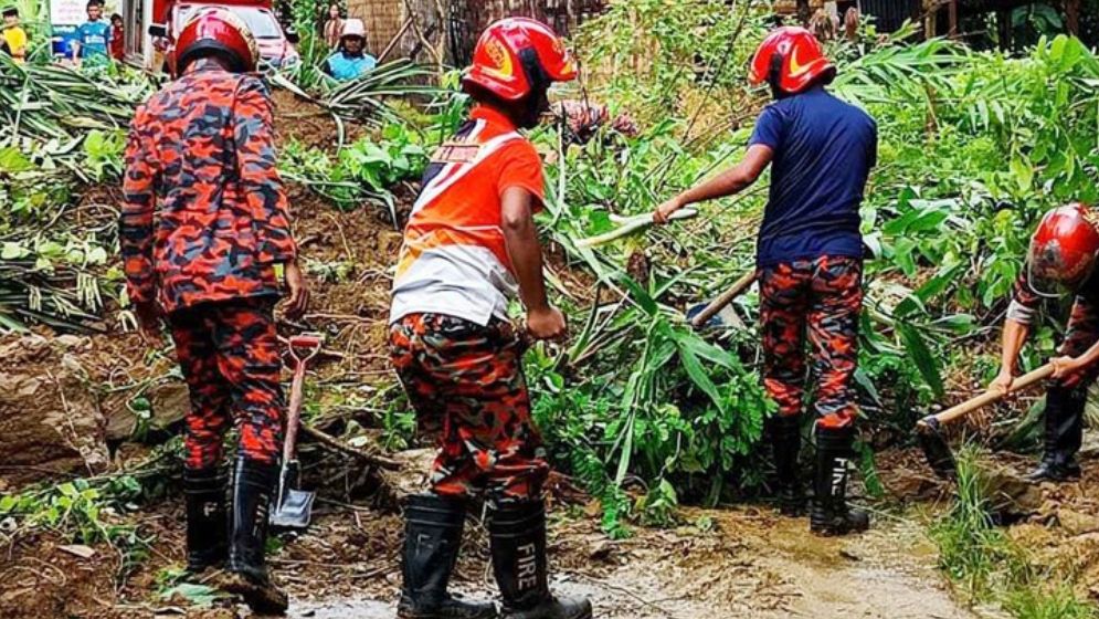 সাজেকের সড়কে পাহাড় ধসে যোগাযোগ বিচ্ছিন্ন, আটকা ৪ শতাধিক পর্যটক