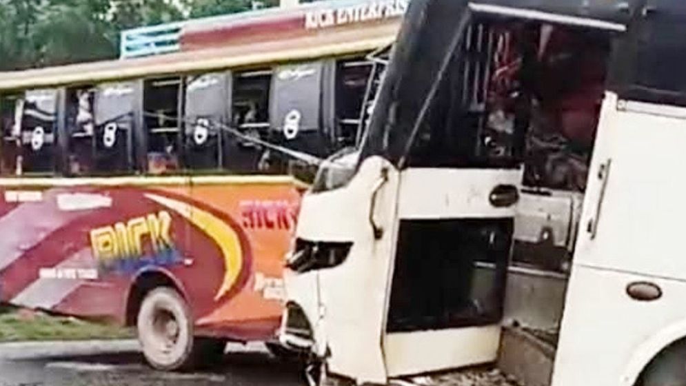 দুই বাসের সংঘর্ষে নিহত ৩