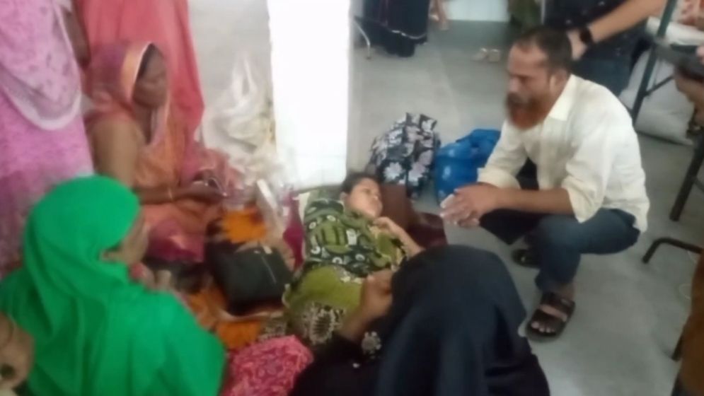 টাকার জন্য স্ত্রীর গায়ে ফুটন্ত ভাত ঢেলে ঝলসে দিল স্বামী