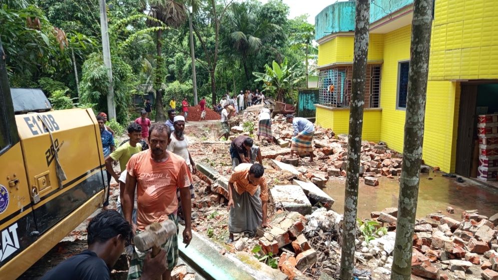 সোনাগাজীতে উচ্ছেদে বাধা, দুপক্ষের সংঘর্ষে আহত ১৬