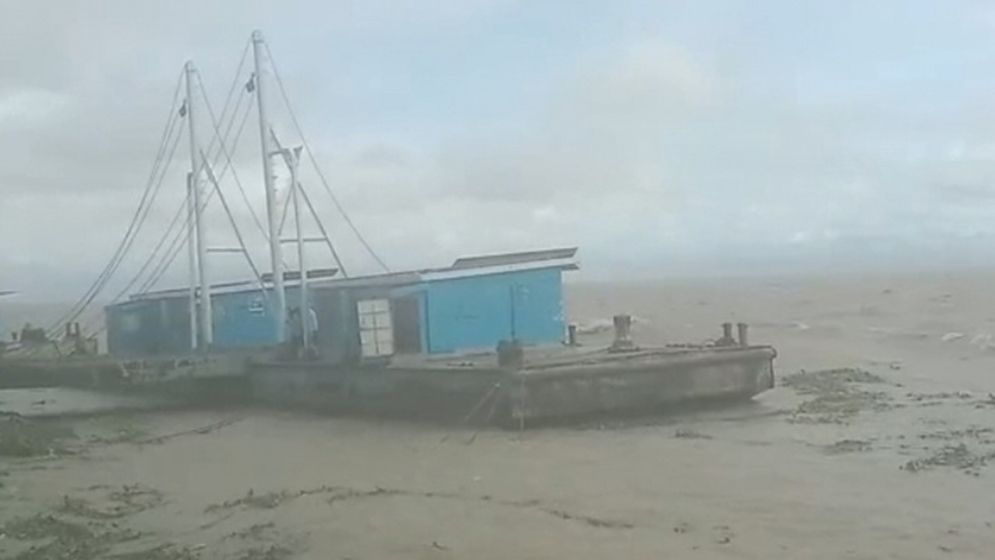 ঝড়ো বাতাসে উত্তাল মেঘনা-সাগর মোহনা, ১৩ জেলেসহ ট্রলার ডুবি