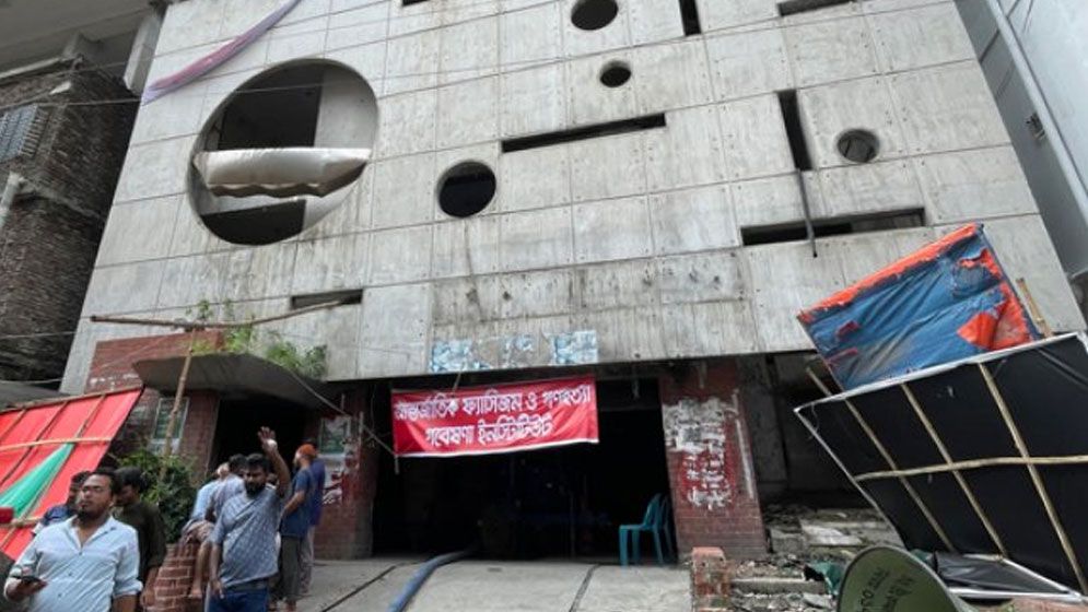 ব্যানার টাঙিয়ে আ.লীগের কেন্দ্রীয় কার্যালয়ে পরিষ্কার-পরিচ্ছন্নতা অভিযান