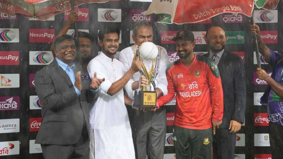 কেন খেলোয়াড়দের সঙ্গে কথা বলতে চান না, জানালেন আসিফ মাহমুদ