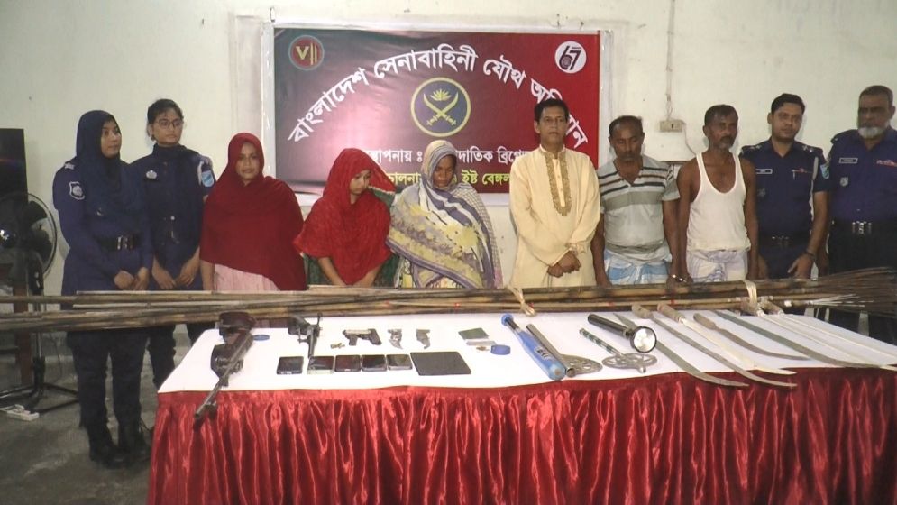 দেশি-বিদেশি অস্ত্রসহ ৬ নারী-পুরুষ আটক