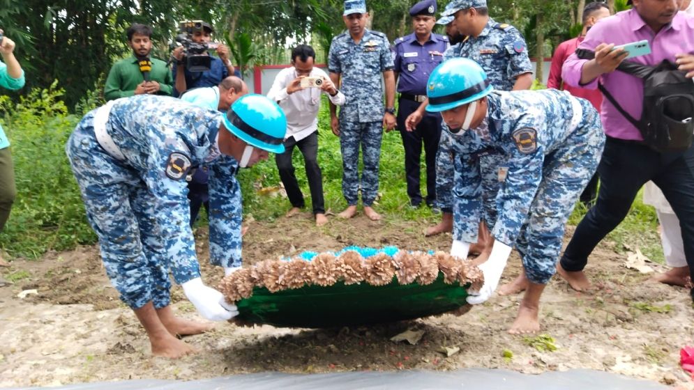 উত্তরায় বিমান বিধ্বস্ত: শিক্ষিকা মাসুকার কবরে গার্ড অব অনার